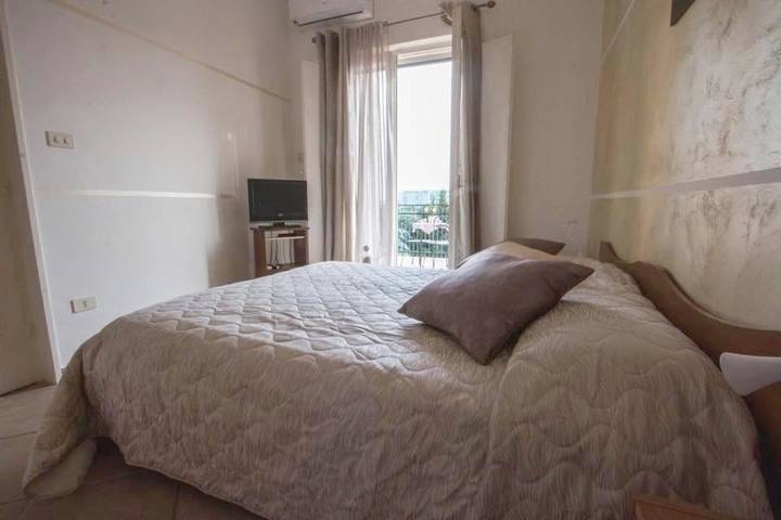 Location de vacances pour 6 personnes, avec vue ainsi que piscine et jardin, animaux acceptés à Trani - 3