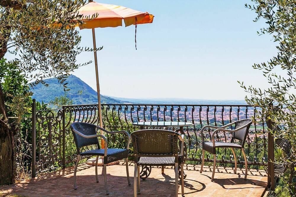 Alleinstehendes Ferienhaus mit privatem Pool, Whirlpool,  W-Lan, Klimaanlage, Tv, Innenhof in Pieve a Nievole, Pistoia Provinz