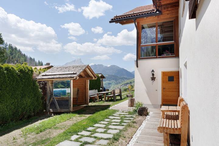 Hel lägenhet, Apartment "Ciasa Mirio Sass" with Mountain View, Wi-Fi & Garden in Rumestluns, Wengen (Italia)