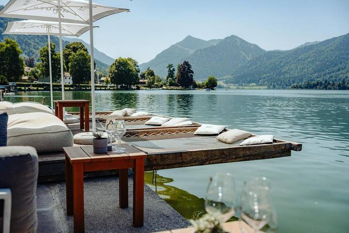 Hotel, mit Balkon und Terrasse sowie Garten und Pool am Schliersee