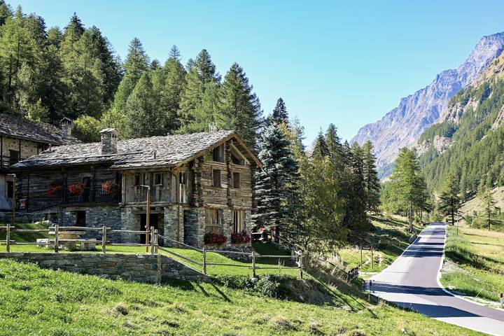Entire apartment, 'Lo Pailler' Apartment with Mountain View, Shared Garden and Wi-Fi in Rhêmes-Notre-Dame, Ruitor Massif