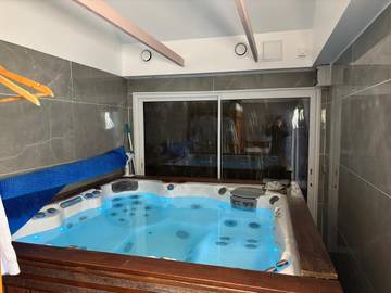 Gîte pour 8 personnes, avec vue ainsi que jardin et sauna à Villeneuve-le-Comte