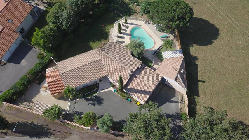 Location de vacances pour 3 personnes, avec piscine et jardin à Nueil-les-Aubiers - 4