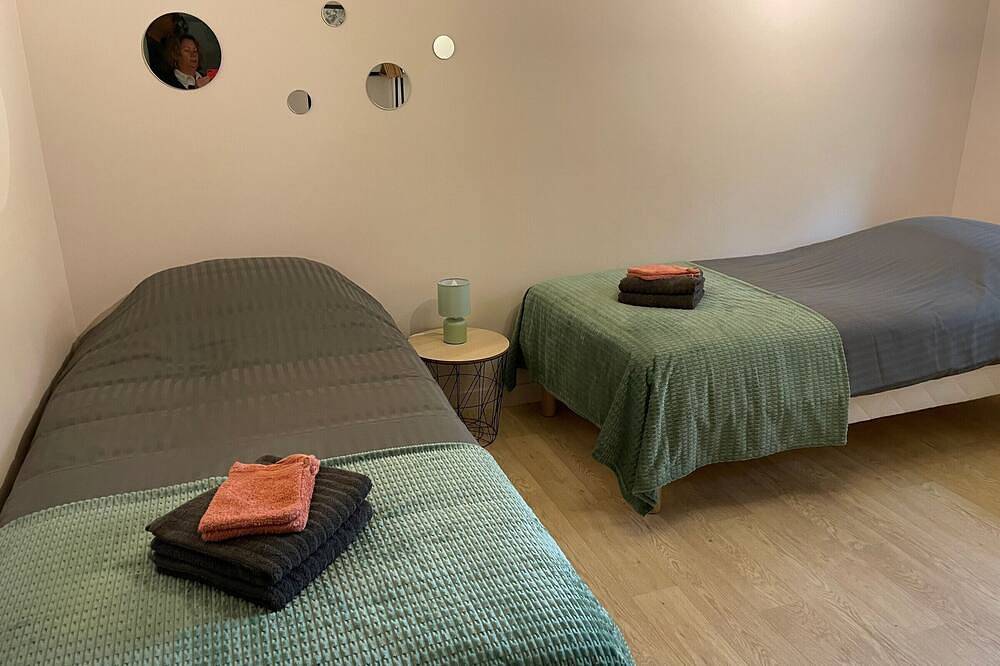 Grande Maison en Bord de l'Eau avec Jardin - 6 Chambres, Proche Commerces in La Chartre-sur-le-Loir, Vallée de la Loire
