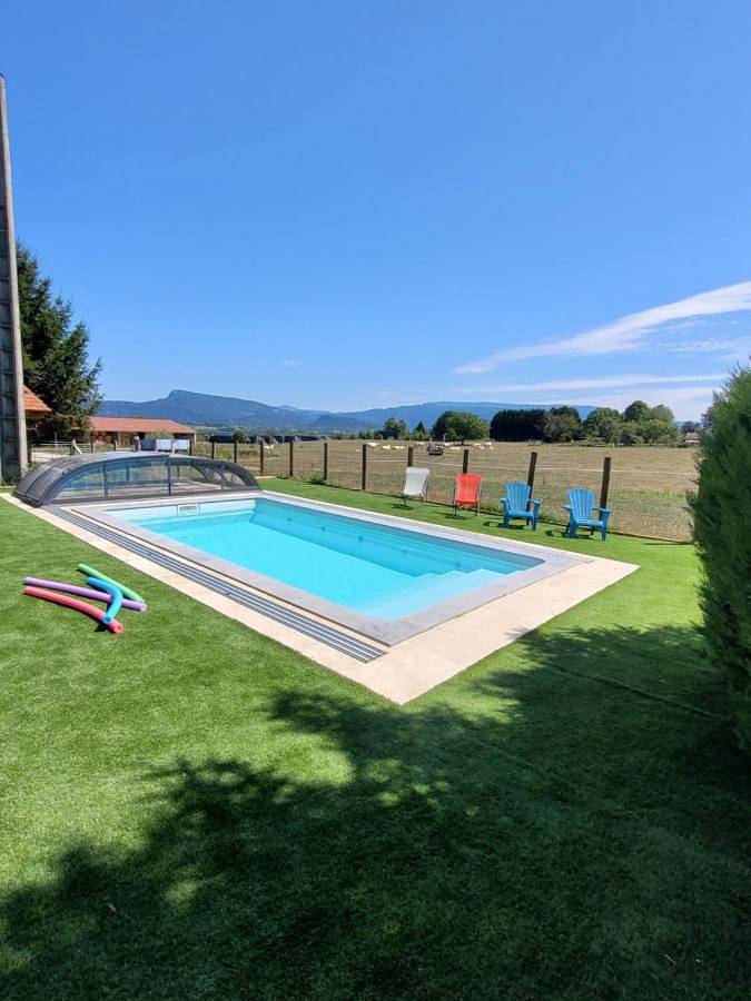 Chambre d’hôte pour 2 personnes, avec piscine ainsi que vue et jardin à Corbelin (Isère)