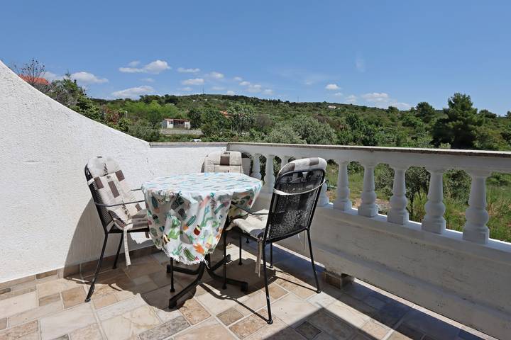 Ganze Wohnung, 1-Zimmer-Ferienwohnung mit Terrasse und Meerblick Barbat, Rab A-14247-c in Kaštel (Barbat), Barbat na Rabu