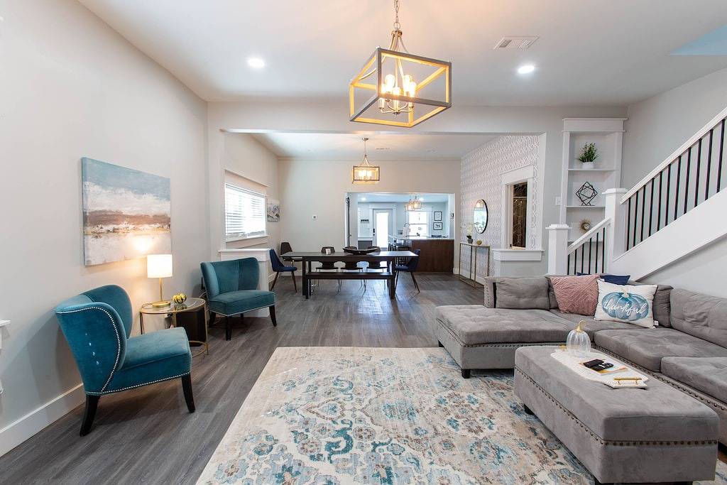 Modern downtown 4-Br/3 bath spacious home with free on site parking, sleeps 10 in New Albany, Indiana