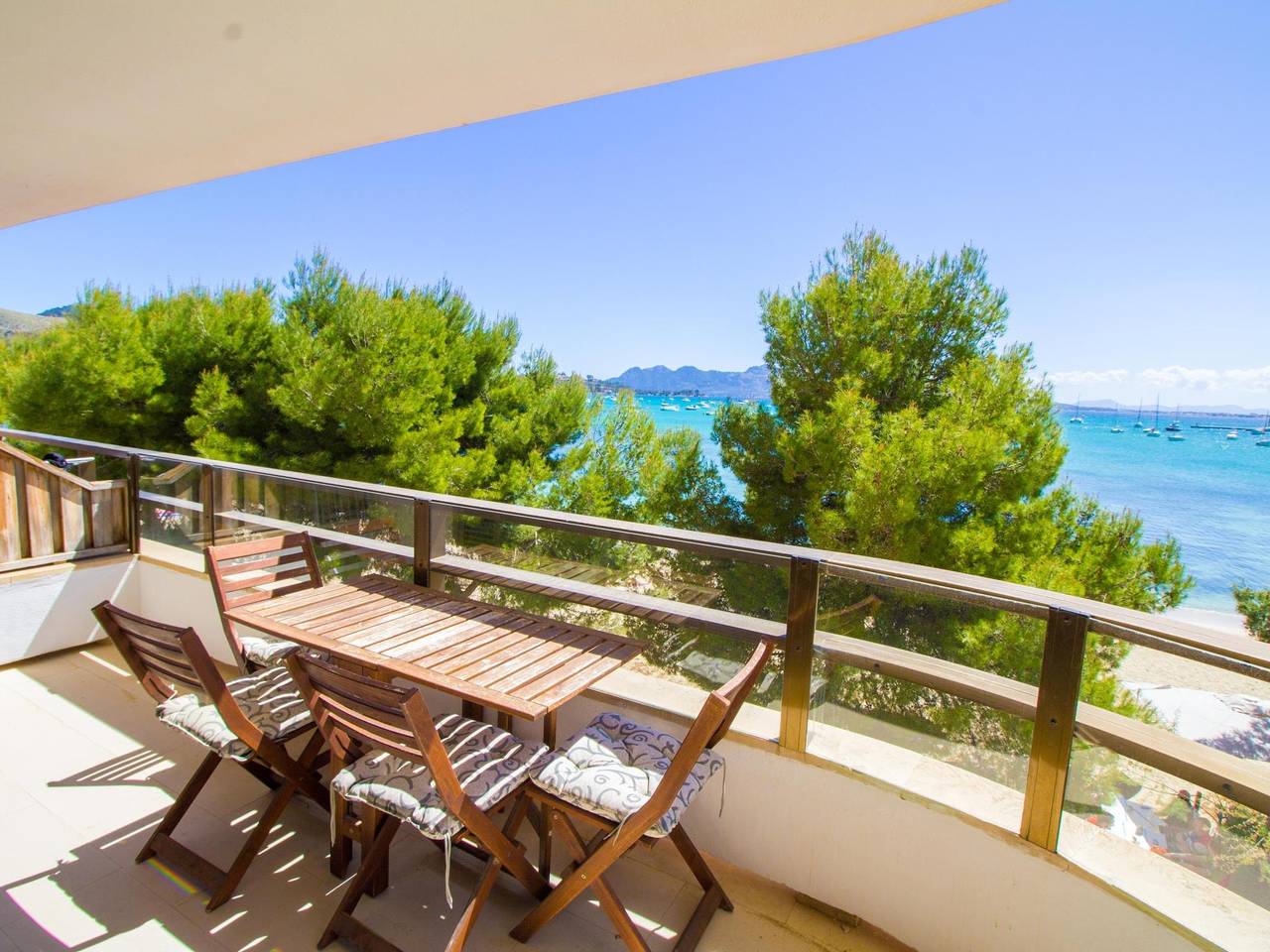 Entire holiday apartment, Lovely beachfront apartment in Port de Pollença, Pollença