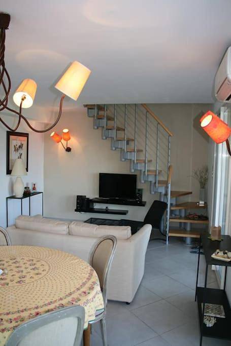 Location de vacances pour 7 personnes, avec jardin ainsi que vue et terrasse dans Plage de la Stagnola - 2