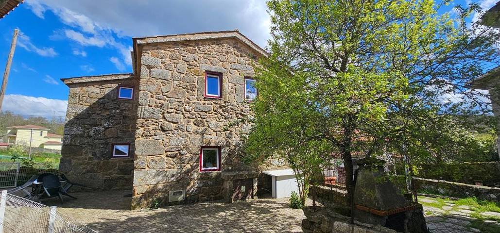 Location de vacances pour 6 personnes, avec terrasse et vue, animaux acceptés dans Castro Daire