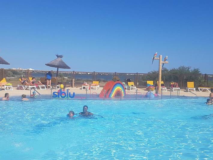 Camping pour 8 personnes, avec jardin et piscine ainsi que terrasse et jacuzzi