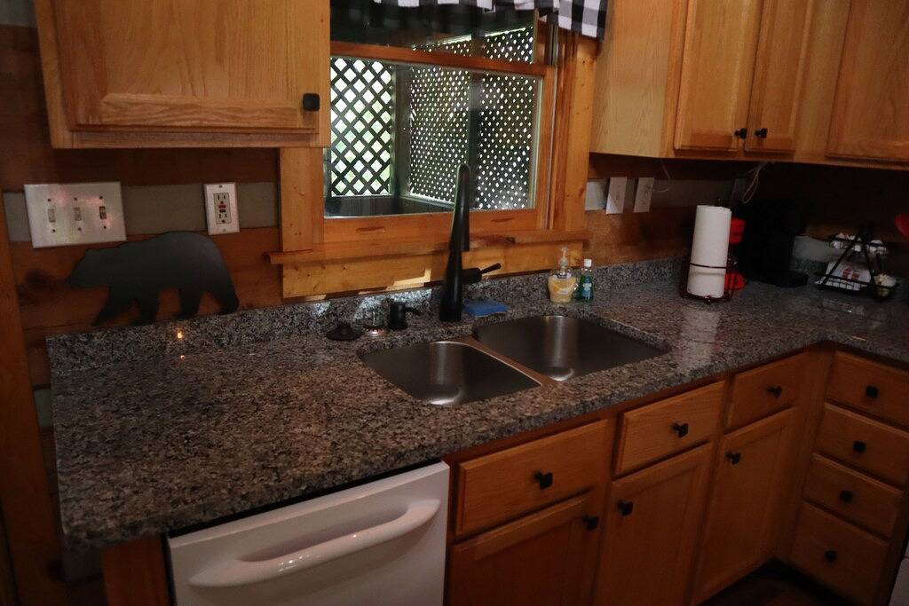 Cabin-king master, 2 bath, private loft w/ queen & twin, Hot Tub, flat driveway in Sevierville, Sevier County