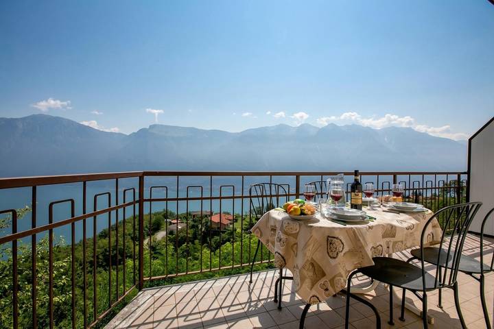 Ferienwohnung für 4 Personen, mit Balkon und Kinderpool sowie Seeblick am Gardasee