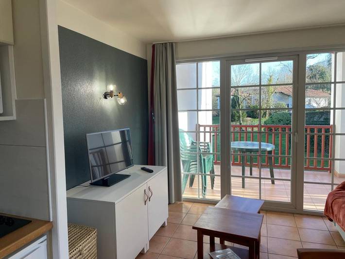 Gîte pour 3 personnes, avec piscine et terrasse ainsi que jardin et vue à Uhart-Cize - 3