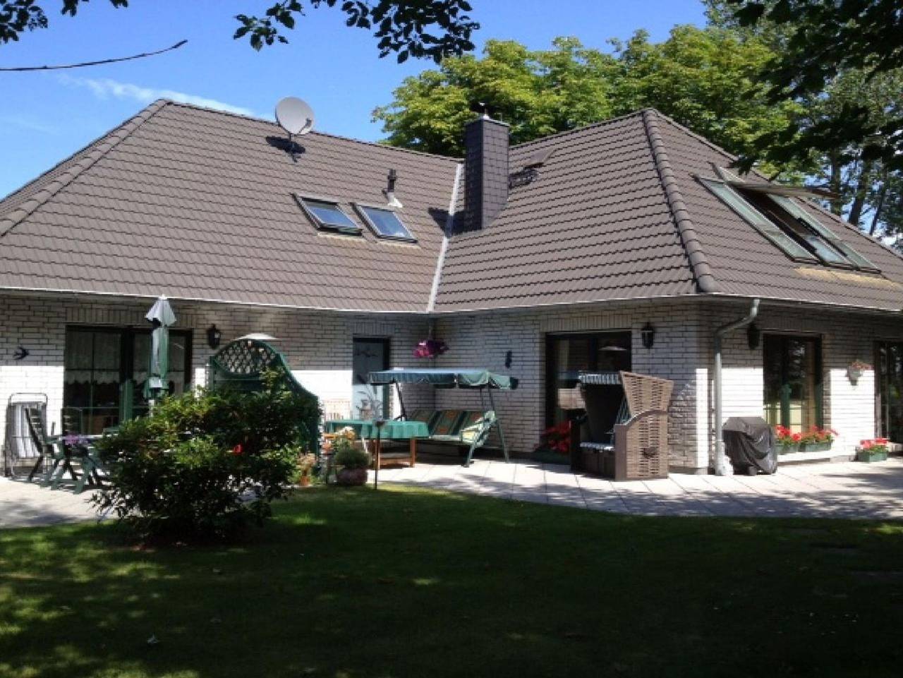 Ganze Ferienwohnung, F-1064 Rhododendronblüte - Ferienwohnung Rhododendronblüte F-1064 Wohnung 01 in Lietzow, Bergen auf Rügen und Umgebung