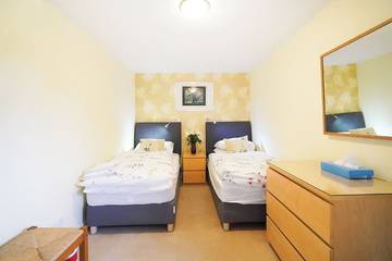 Log Cabin for 4 People in Sheffield, Peak District, Photo 1