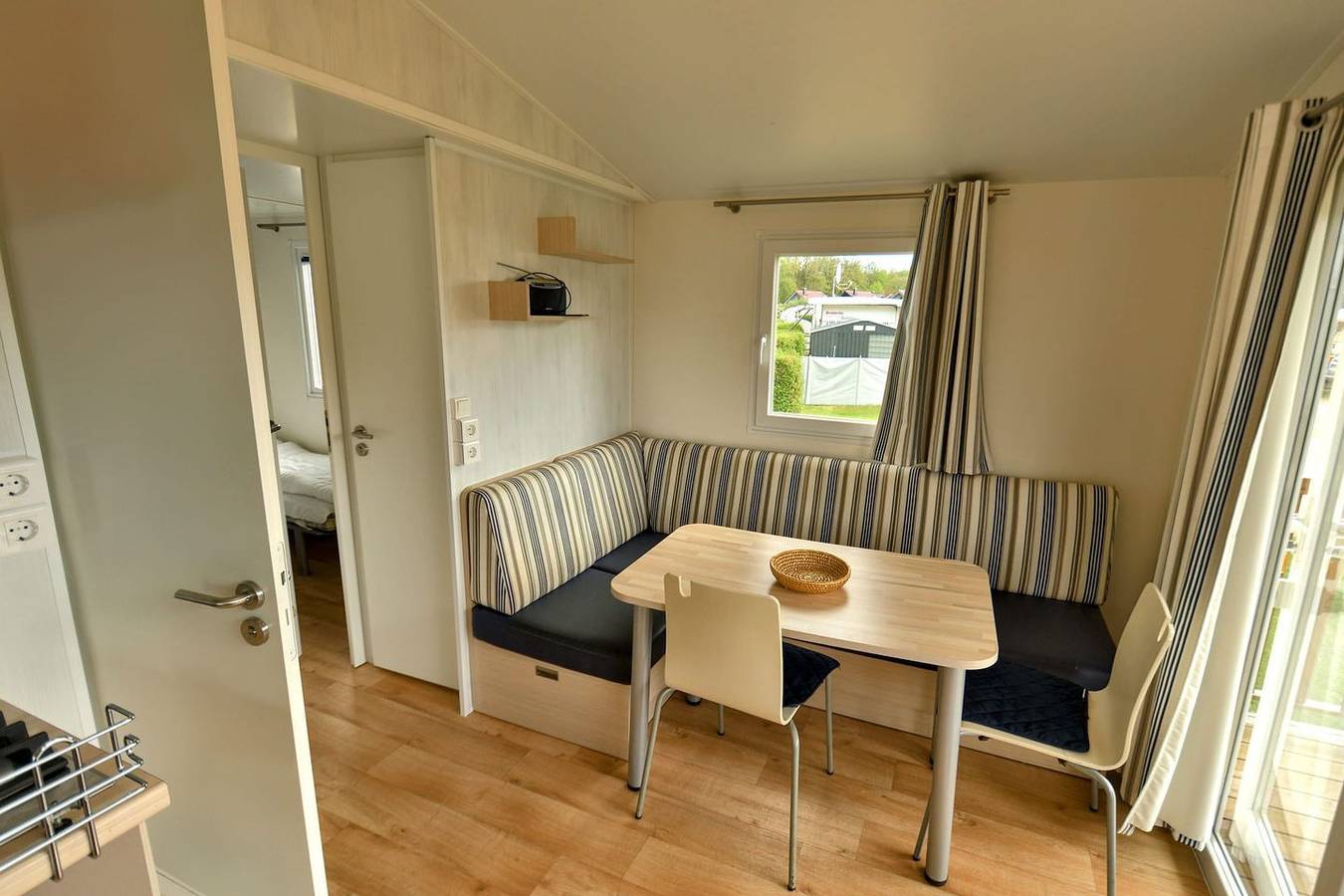 Mobilheim Méditerranée mit Terrasse für 4 Personen im Ferienpark Am Waldrand in Südstrand Pelzerhaken, Ostholstein