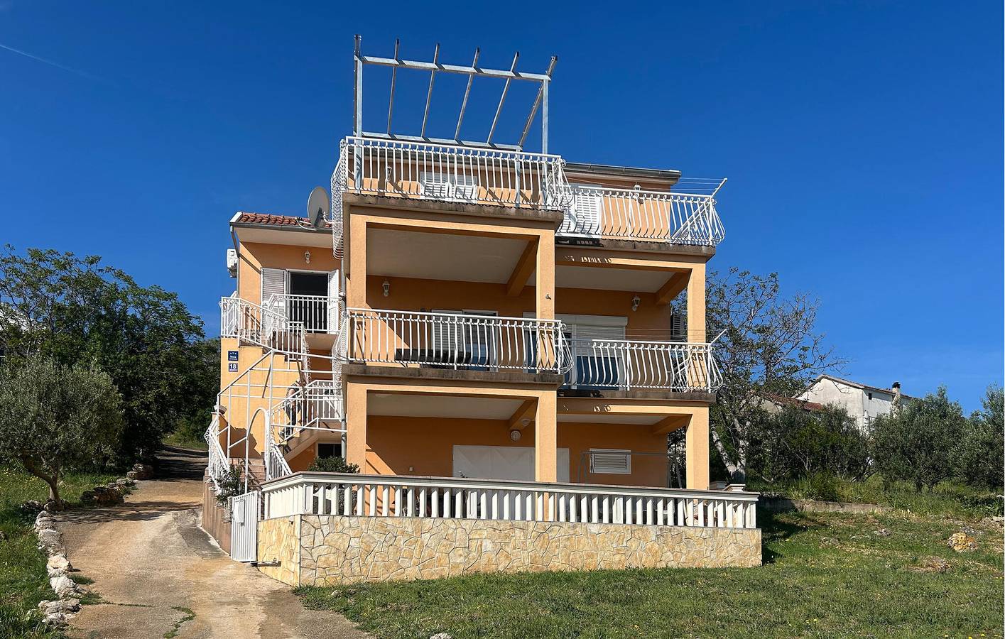 Ganze Ferienwohnung, Ferienhaus am Meer mit Terrasse, Küche und Parkplatz in der Nähe des Flusses Krka in Raslina, Šibenik-Knin