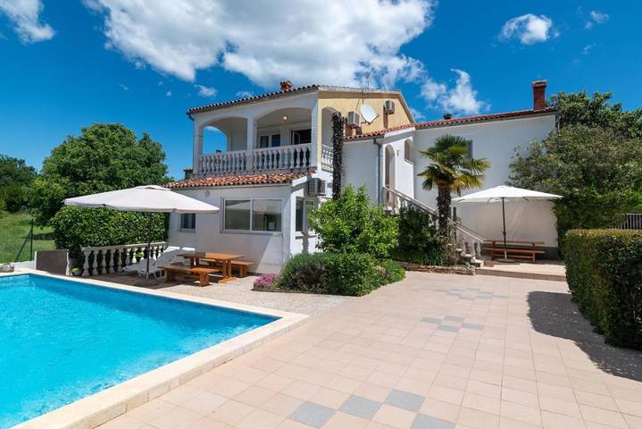 Ferienwohnung für 5 Personen, mit Terrasse und Pool