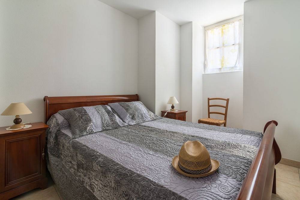 Ile de Ré. Maison centre du village de La Flotte proche plage de sable. in La Flotte, Île de Ré