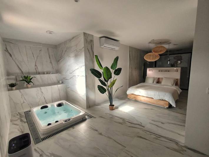 Chalet pour 2 personnes, avec piscine ainsi que vue et terrasse, animaux acceptés