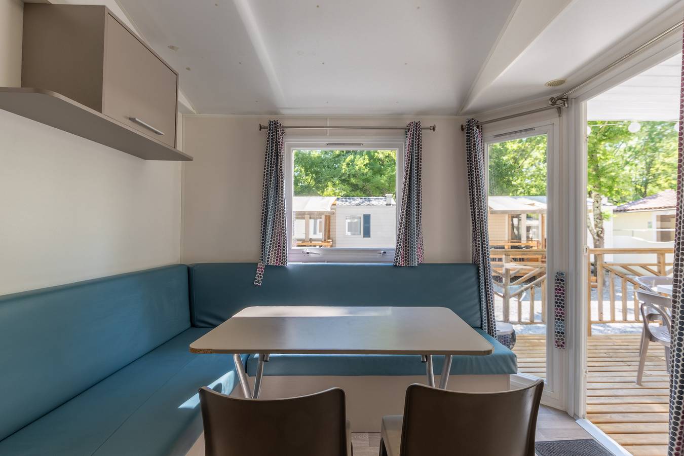 Mobil-home 'Confort A - 1-8 Pers' avec piscine partagée, terrasse privée et jardin commun in Lavilledieu, Ardèche