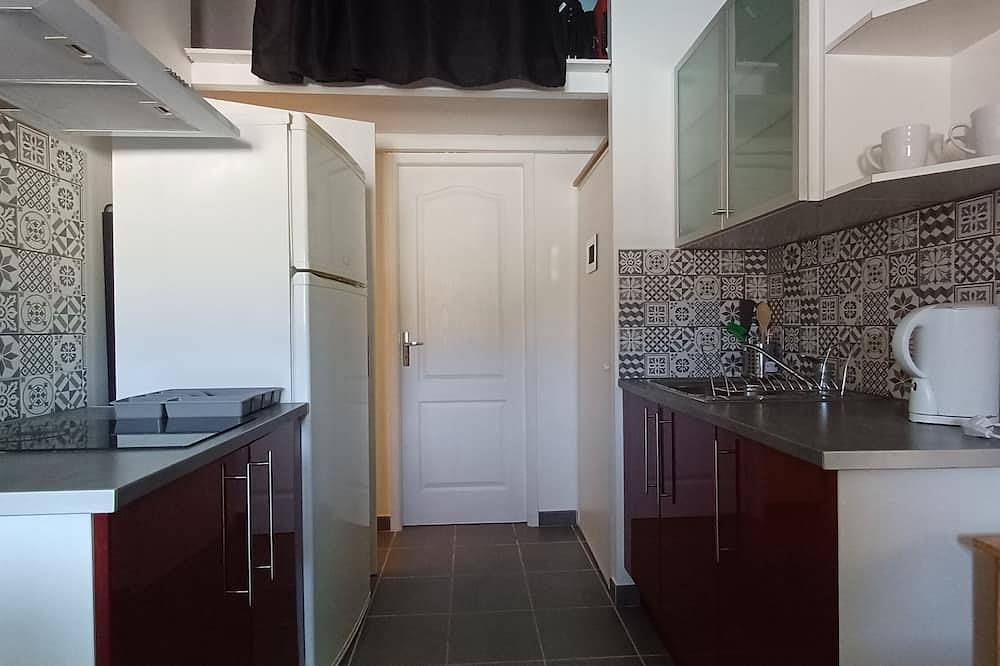 Entire apartment, 1 bedroom apartment with swimming pool in Vergèze, Nimes region
