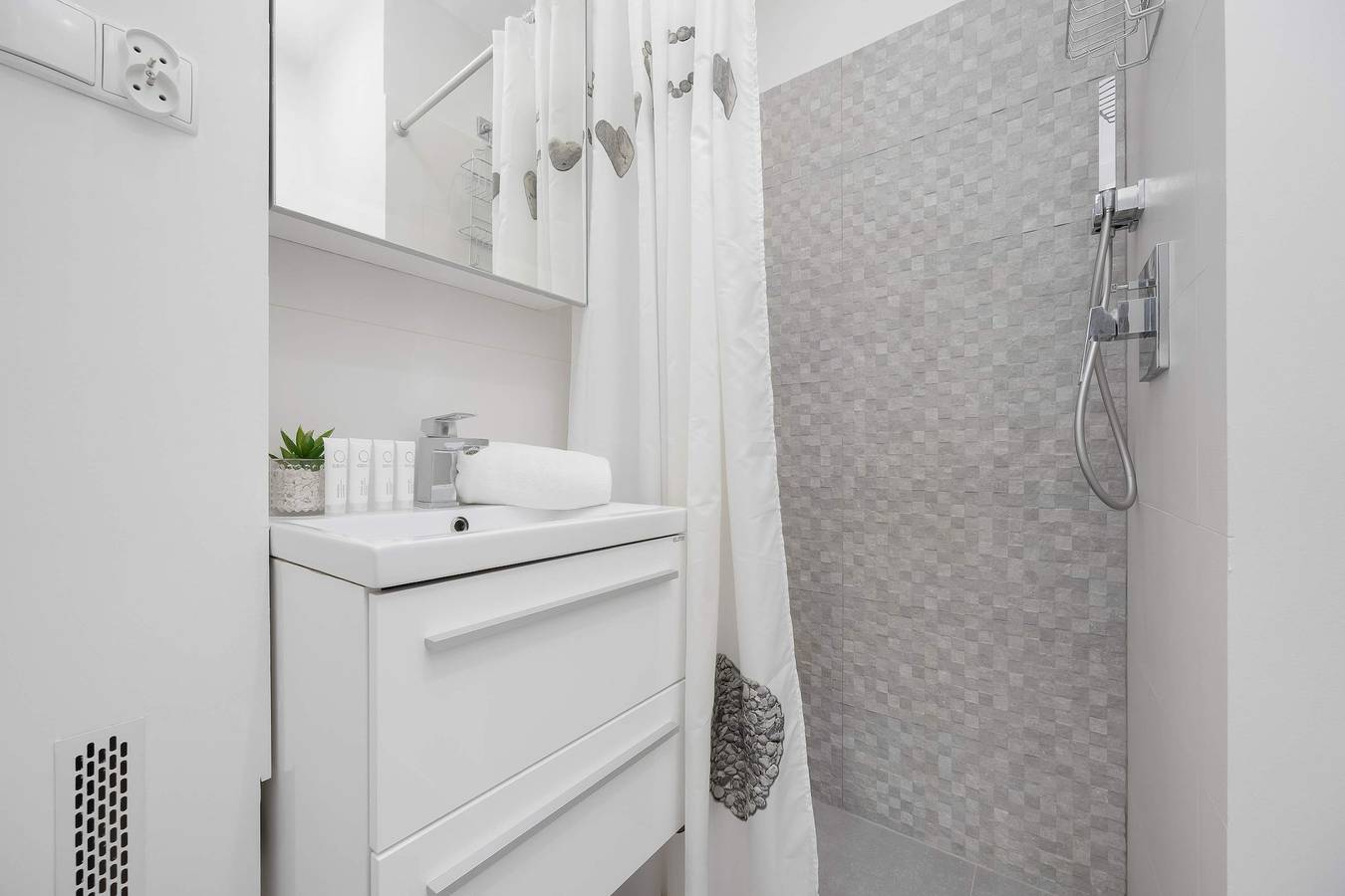 Entire apartment, Bright Apartment in Warsaw | Close to Metro and Capitol Theatre in Warsaw Śródmieście, Warsaw