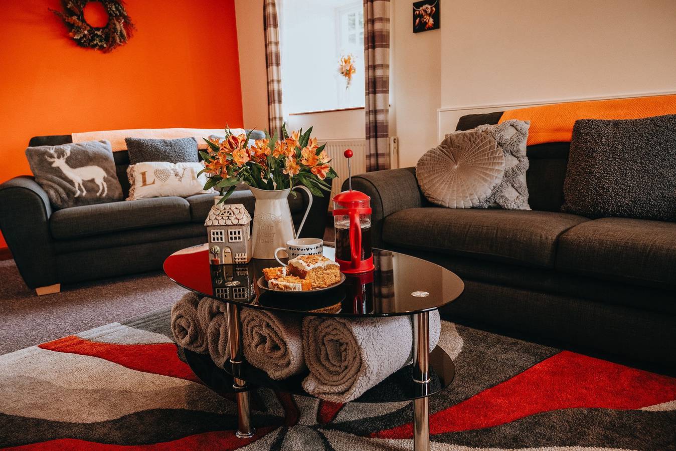Luxury 5-Bed Farmhouse - Sleeps 8 & Hot Tub in Powys