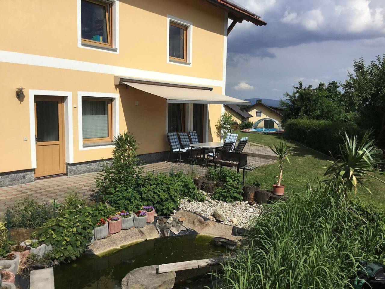 Haus Ruhland - Gemütliche Ferienwohnung mit Terrasse und Pool in Tiefenbach, Ostbayern