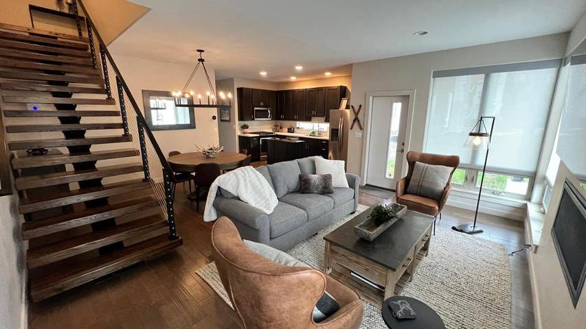 Gîte pour 10 personnes, avec piscine ainsi que jacuzzi et terrasse à Granby