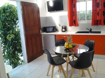 Gîte pour 2 personnes, avec terrasse et piscine à Le Moule