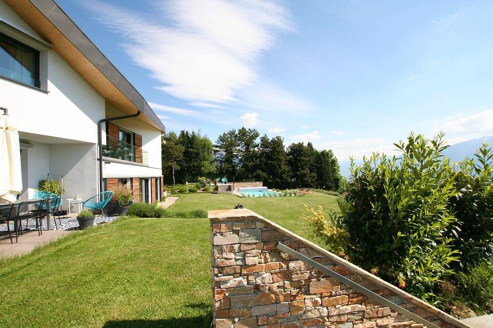 Montreux Holiday Home (Modern Villa) with view on the lake & the mountains in Blonay, Lake Geneva