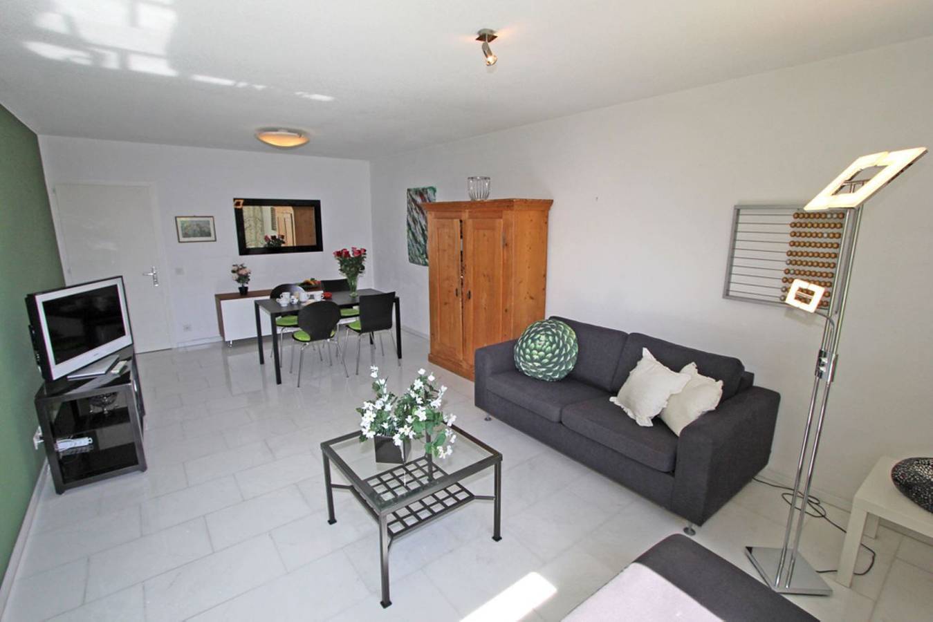 Ganze Wohnung, Moderne Wohnung in gepflegter Residenz mit Hallenbad in Ascona, Tessiner Alpen