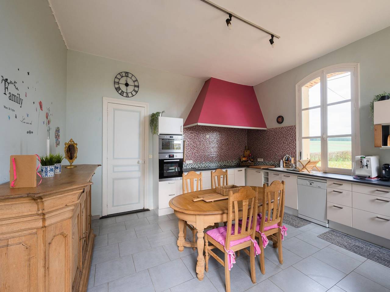 Casa de vacaciones adosada a un castillo. in Pouru-Saint-Remy, Ardenas