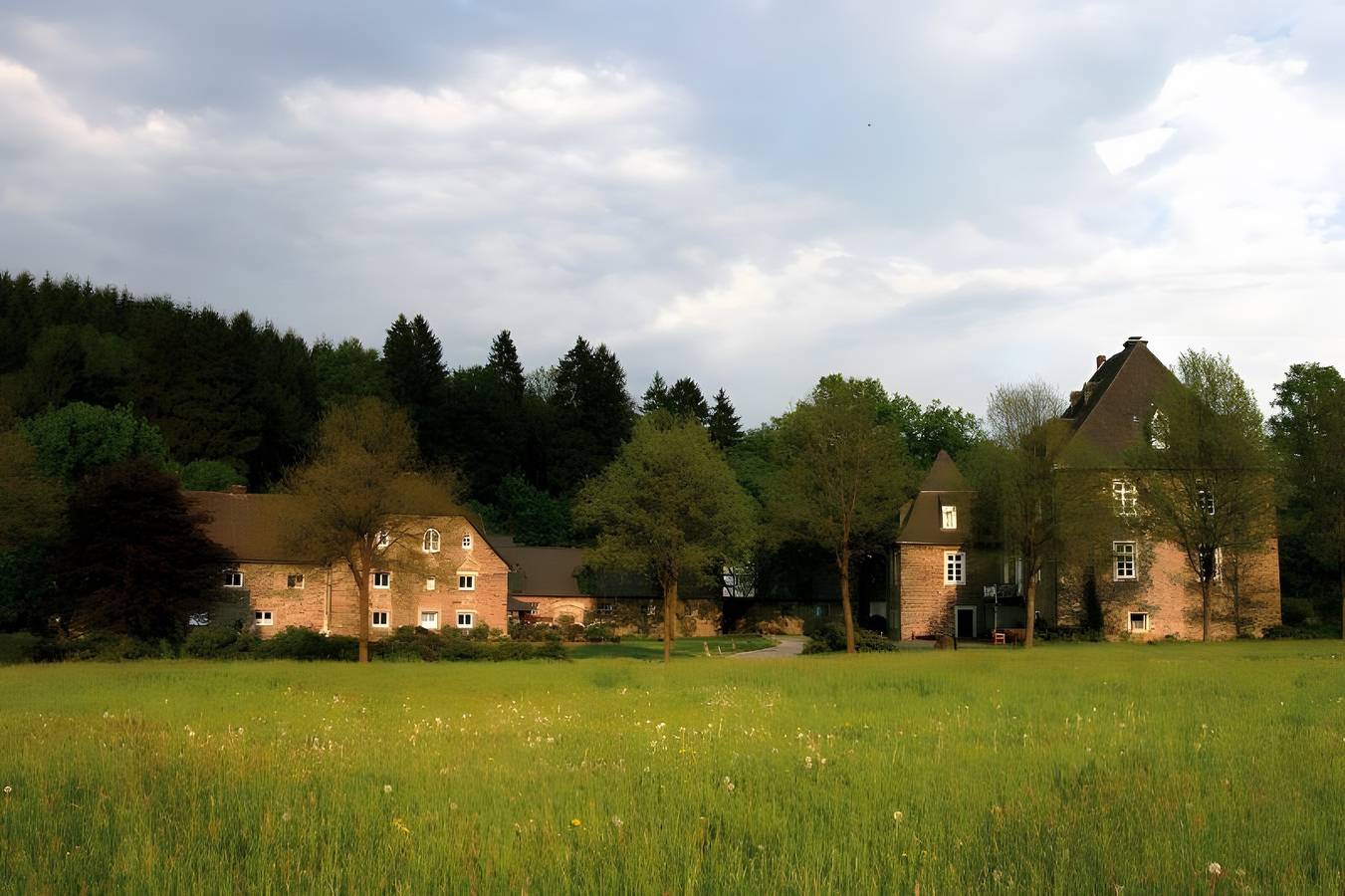 Appartement entier, Appartement "Turmhaus" avec terrasse privée, jardin privé et Wi-Fi in Eslohe, Arrondissement du Haut-Sauerland