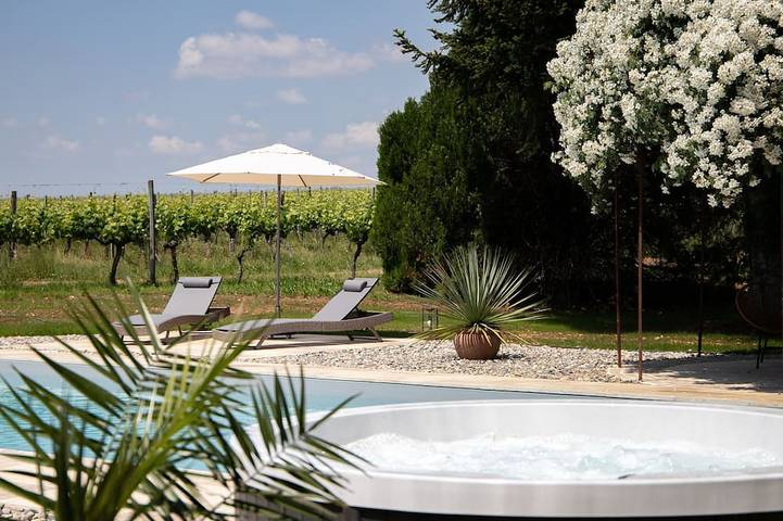 Gîte pour 4 personnes, avec Jacuzzi ainsi que Terrasse et Jardin à Vire-sur-Lot