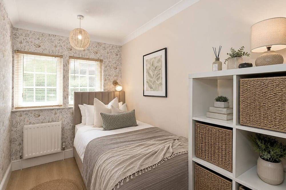 Manor Road Retreat | Modern | Sleeps 5 in London Colney, Hertfordshire