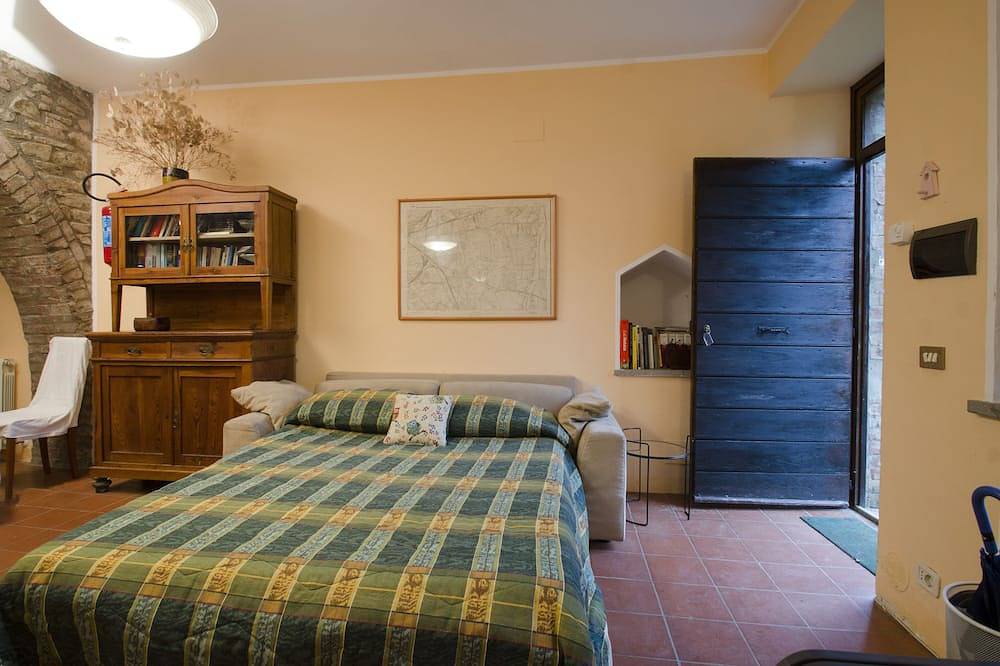A farmhouse in a large forest on a mountain with an immense view around it. in Città della Pieve, Provincia de Perugia