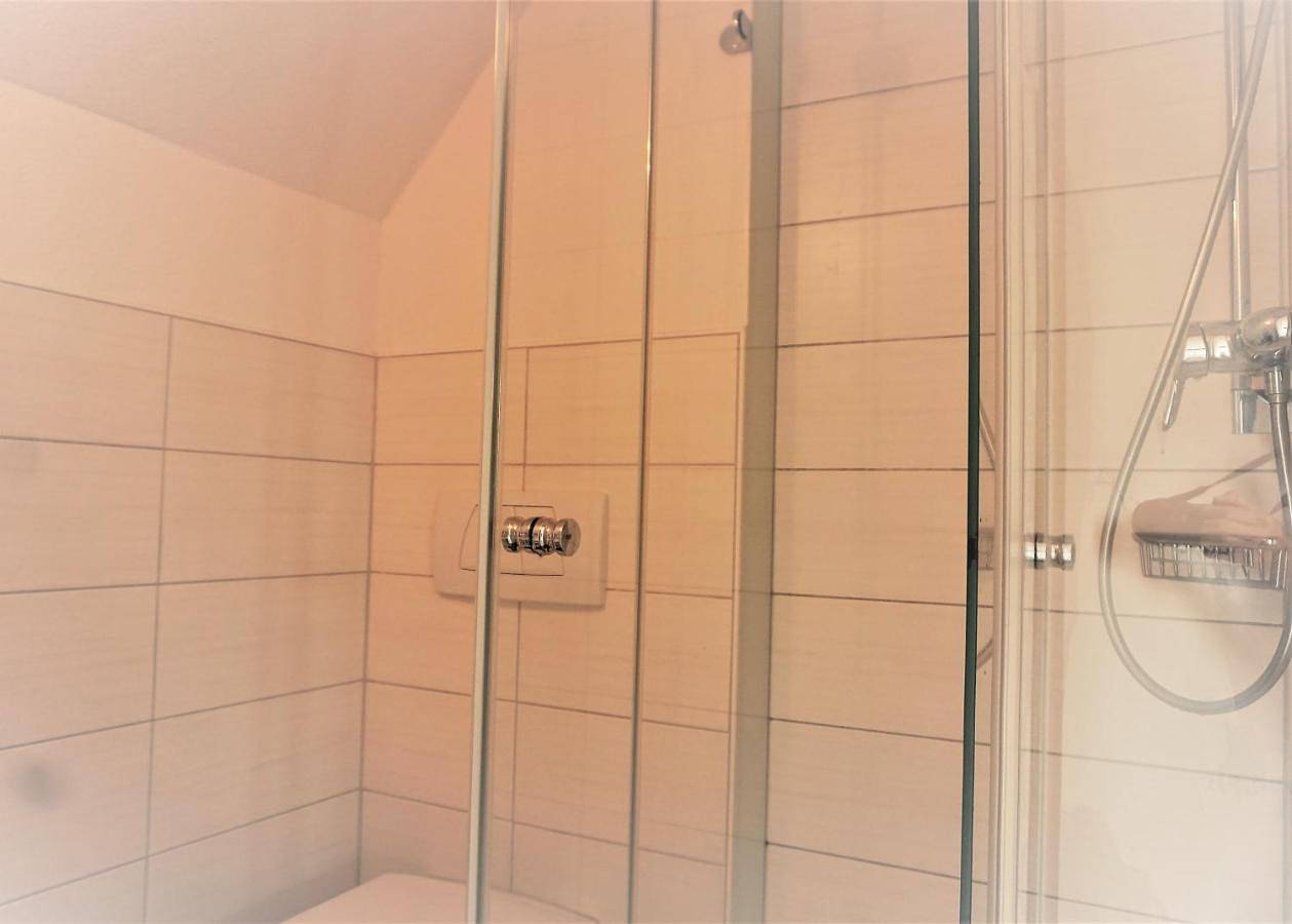 Double Room with Shower in Strandbad Meersburg, Meersburg