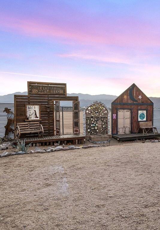 Vacation rental for 10 people, with yard and sauna as well as hot tub in Yucca Valley