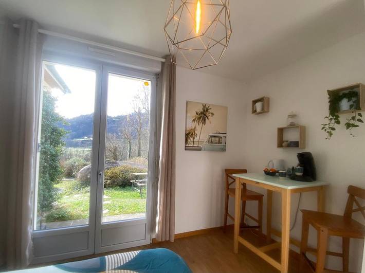 Gîte pour 2 personnes, avec Terrasse ainsi que Jardin et Vue à Ouzous - 2