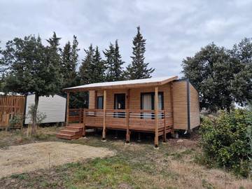 Camping pour 4 personnes, avec jardin ainsi que terrasse et piscine dans Drôme provençale