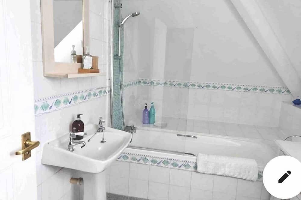 Entire apartment, “October & November” - Autumn Walks plus Parking! in Lymington, Hampshire