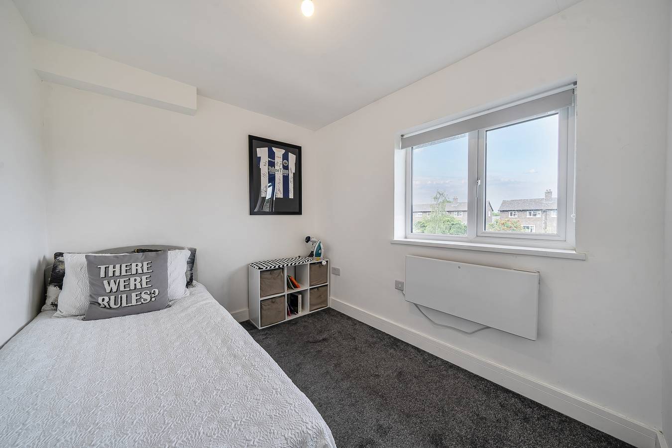 Entire holiday apartment, 2 Bed apartment Sleeps 3 -Smart Tv -Private garden in Huddersfield, West Yorkshire