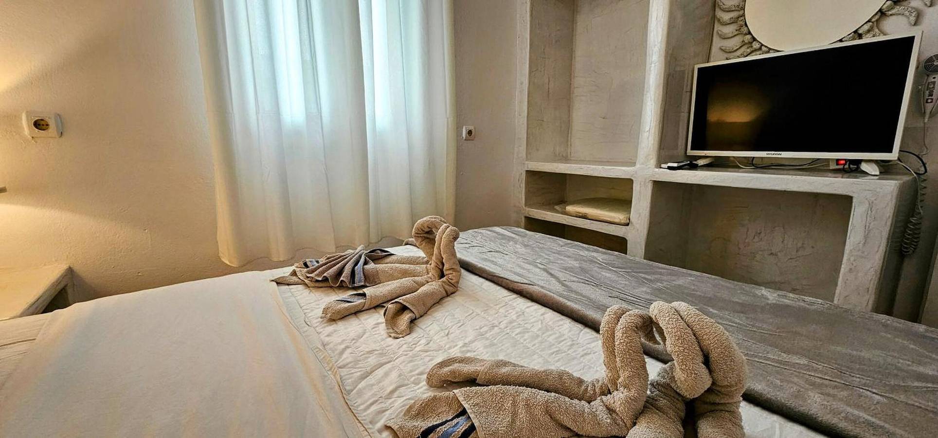 Apartamento entero, Apartamento de dos dormitorios con vistas a la montaña, Wi-Fi y aire acondicionado in Playa de Perivolos, Perissa