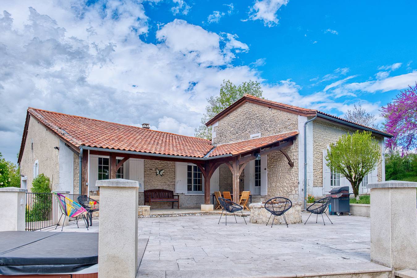 Two Charming Houses with Pool, and Beautiful Surroundings: Where
Authenticity Meets Modern Comfort in Allemans, Périgord Vert