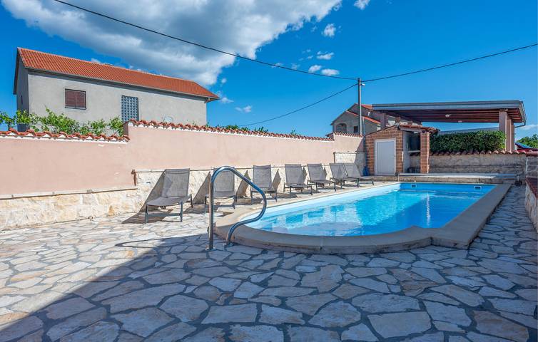 Charmante 240 m² große Wohnung mit Pool, Terrasse und WLAN, 1,5 km von der Küste entfernt in Pridraga, Zadar