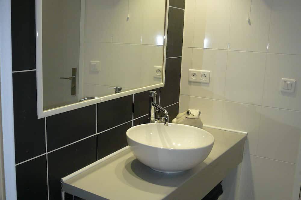 Ganze Wohnung, Gemütliche sonnige Wohnung in klimatisierter Villa (Geschlossener Privatparkplatz) in Nizza, Mittelmeerküste (Frankreich)