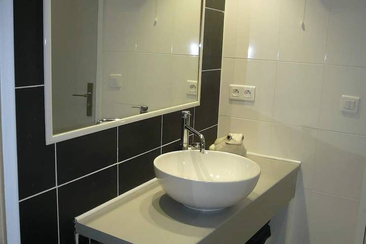 Apartamento entero, Acogedor apartamento soleado en villa con aire acondicionado (aparcamiento privado cerrado) in Niza, Costa mediterránea (Francia)
